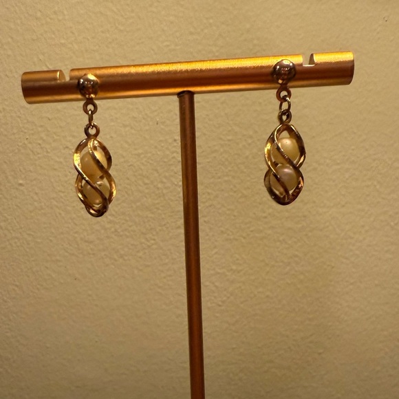 Vintage 1960s Gold/Pearl Post Back Swirl Earrings - Picture 3 of 8